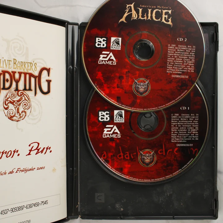 American McGee's Alice lemezek American McGee's Alice nyitott tok a két CD lemezzel