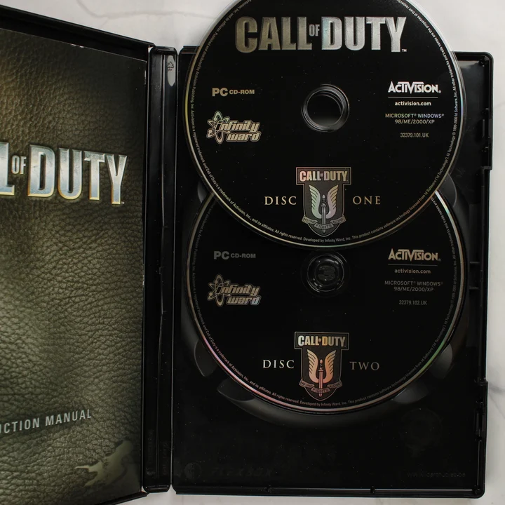Call of Duty PC lemezek és kézikönyv A nyitott Call of Duty tok a két CD-vel és a kézikönyvvel