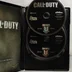A nyitott Call of Duty tok a két CD-vel és a kézikönyvvel