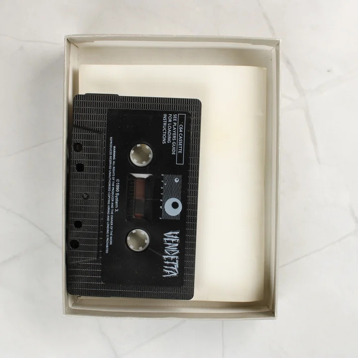 Vendetta C64 kazetta A Vendetta videójáték fekete magnetofonkazettája a nyitott dobozban