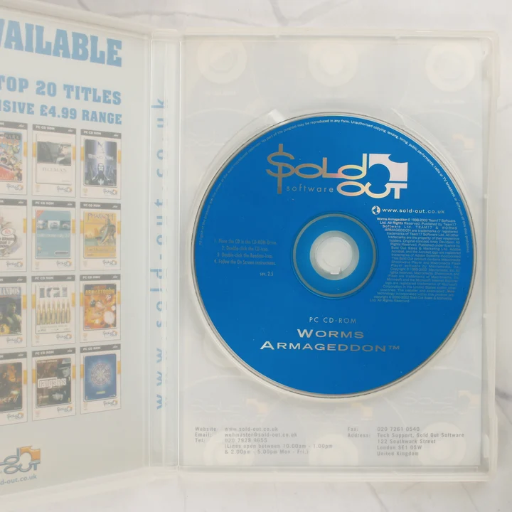 Nyitott tok a Worms Armageddon CD-vel és reklámfüzettel