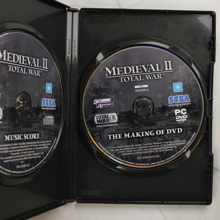 Medieval II Total War bónusz lemezek belül Nyitott tok a Medieval II: Total War bónusz DVD-vel és CD-vel