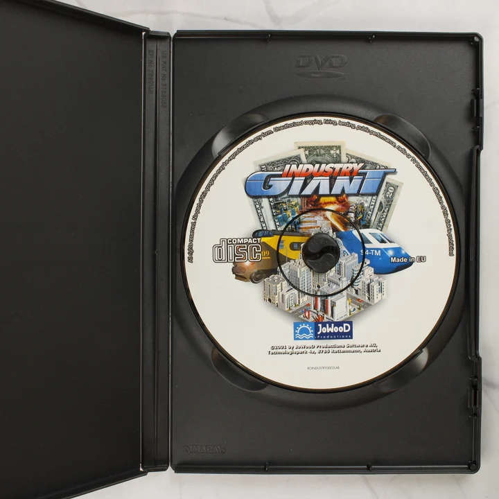 A nyitott DVD-tok az Industry Giant CD-ROM lemezzel.
