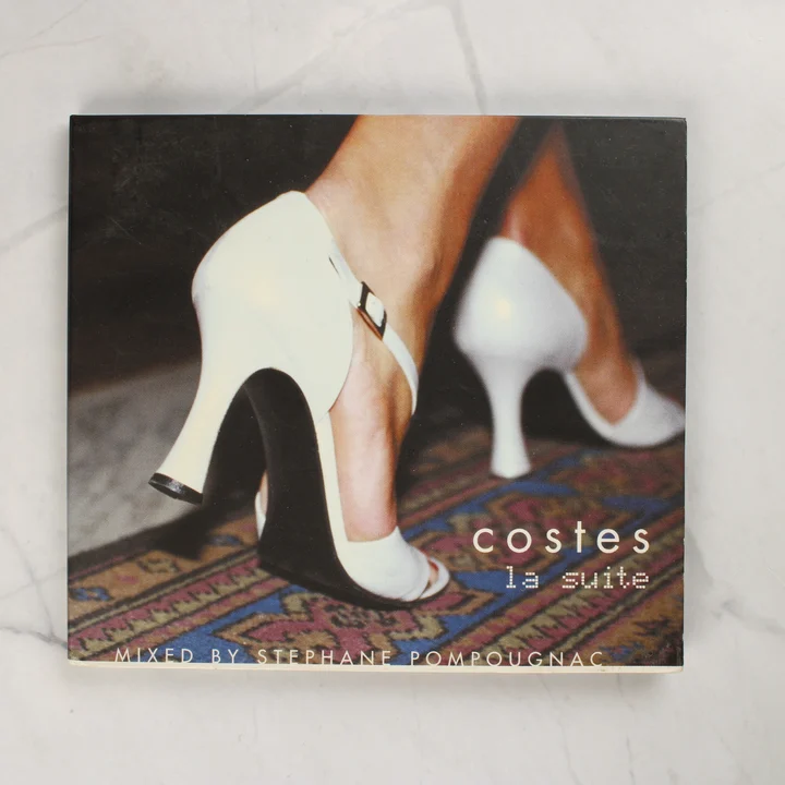 Costes La Suite CD borító Costes La Suite CD előlapja fehér cipős grafikával