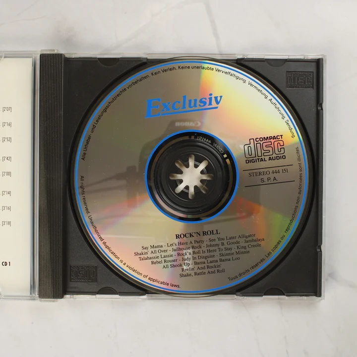 Rock'n Roll optikai lemez A nyitott CD-tok és maga az optikai lemez