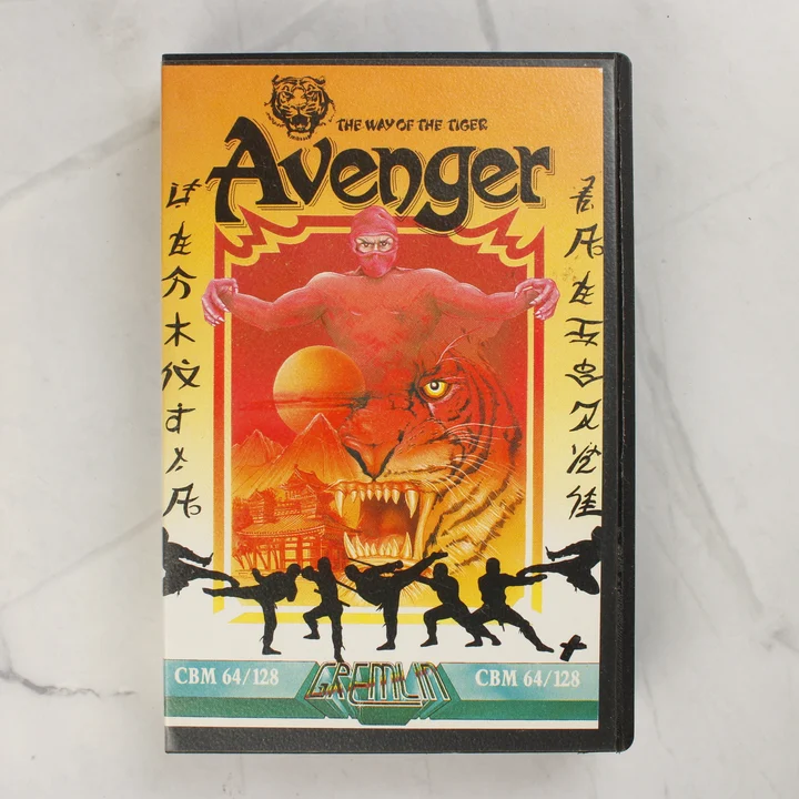 Az Avenger videójáték előlapja nindzsa és tigris grafikával