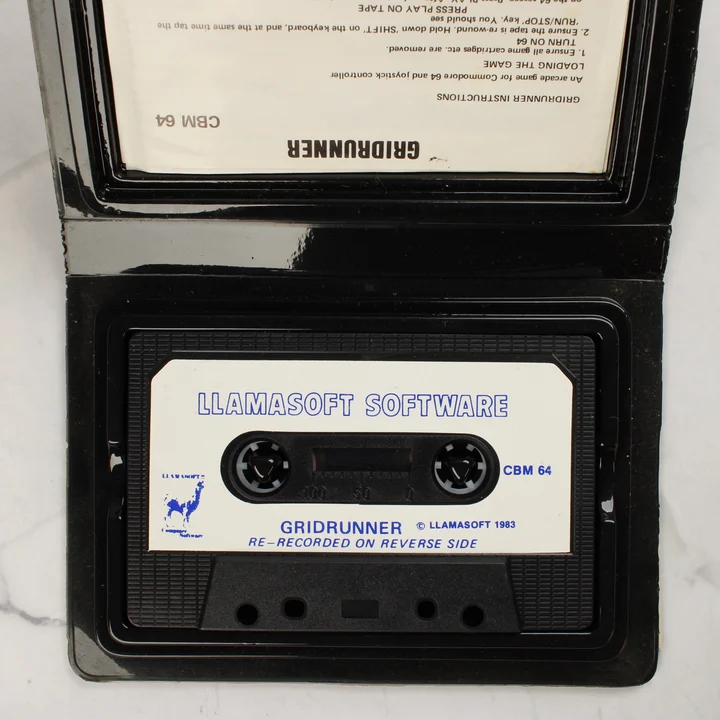 Gridrunner C64 kazetta Nyitott Gridrunner tok a benne lévő kazettával és útmutatóval