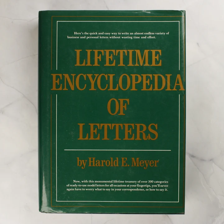 Lifetime Encyclopedia of Letters elülső borító A Lifetime Encyclopedia of Letters könyv sötétzöld borítója arany felirattal