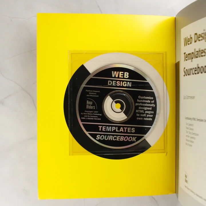 A könyv belsejében található CD-ROM a tasakban