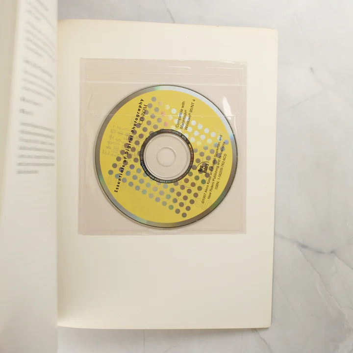 A könyv belsejében található CD-ROM melléklet