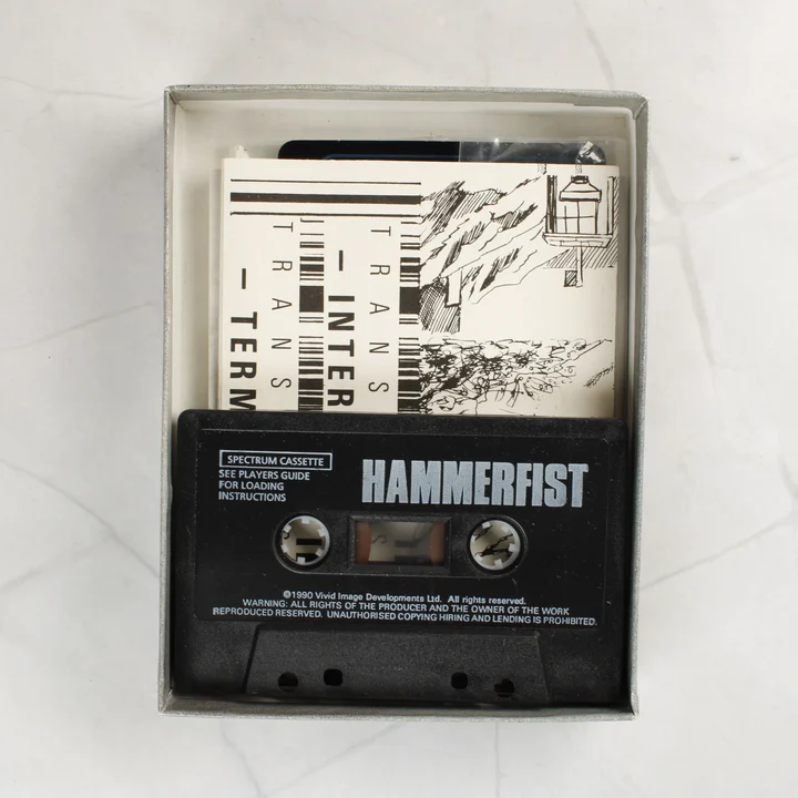 Hammerfist kazetta és útmutató A nyitott doboz tartalma: fekete kazetta és nyomtatott útmutató