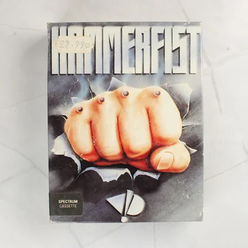 A Hammerfist videójáték dobozának előlapja egy áttörő ököllel