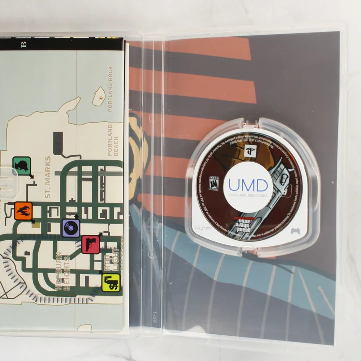 Nyitott PSP játéktok UMD lemezzel és térképpel