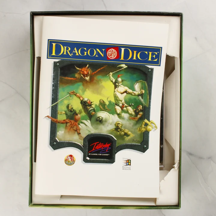 Dragon Dice doboz tartalom Nyitott Dragon Dice doboz a kézikönyvvel és a sérült belső betéttel