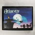 A nyitott Atlantis játékdoboz a benne lévő kézikönyvvel