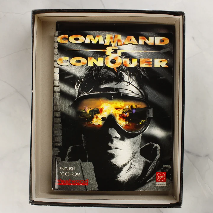 Command & Conquer kézikönyv a dobozban A Command & Conquer doboz tartalma, benne a használati útmutatóval