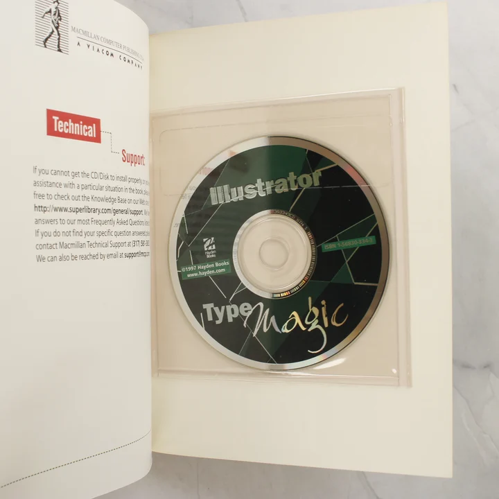 A könyv belső oldala a mellékelt CD-ROM-mal egy műanyag tasakban.
