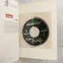 A könyv belső oldala a mellékelt CD-ROM-mal egy műanyag tasakban.
