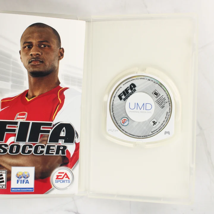 FIFA Soccer PSP belső tartalom Nyitott FIFA Soccer PSP tok UMD lemezzel és kézikönyvvel