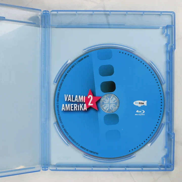 Nyitott Blu-ray tok a Valami Amerika 2 lemezzel