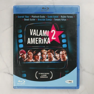 Valami Amerika 2 Blu-ray tok előlapja a szereplőkkel