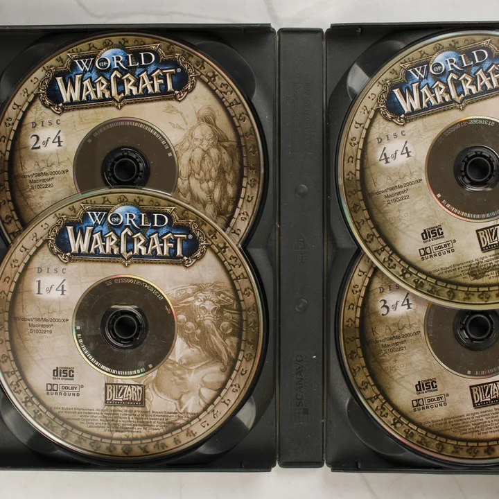 Négy darab World of Warcraft telepítő CD a nyitott tokban