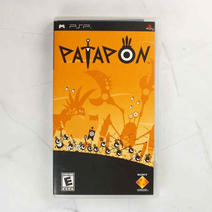 A Patapon PSP játék elülső borítója narancssárga háttérrel és fekete figurákkal.