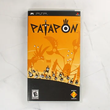 A Patapon PSP játék elülső borítója narancssárga háttérrel és fekete figurákkal.