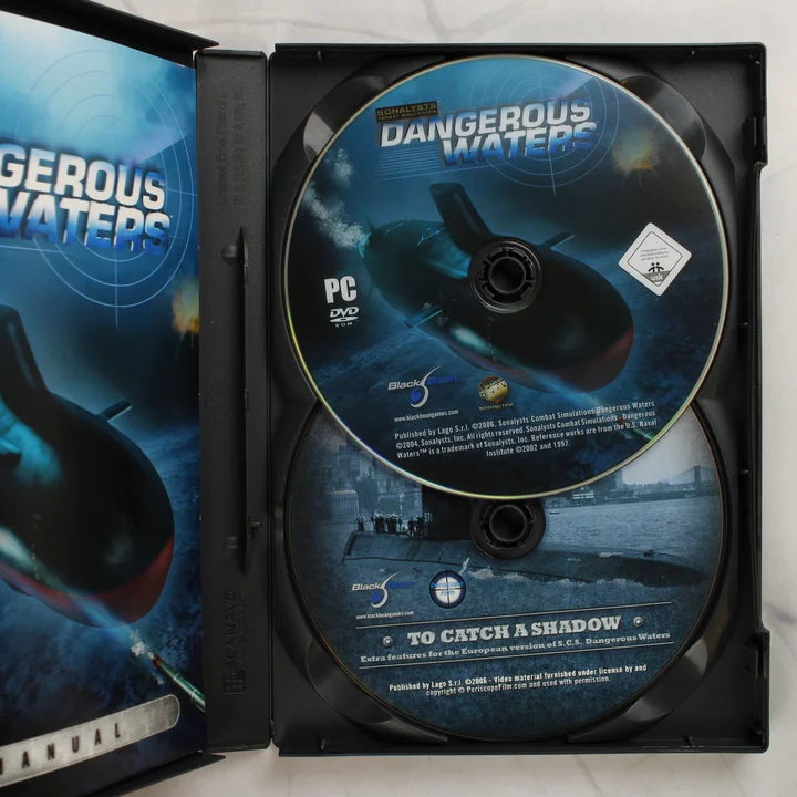 Dangerous Waters PC belső tartalom Nyitott Dangerous Waters játéktok két DVD lemezzel és kézikönyvvel