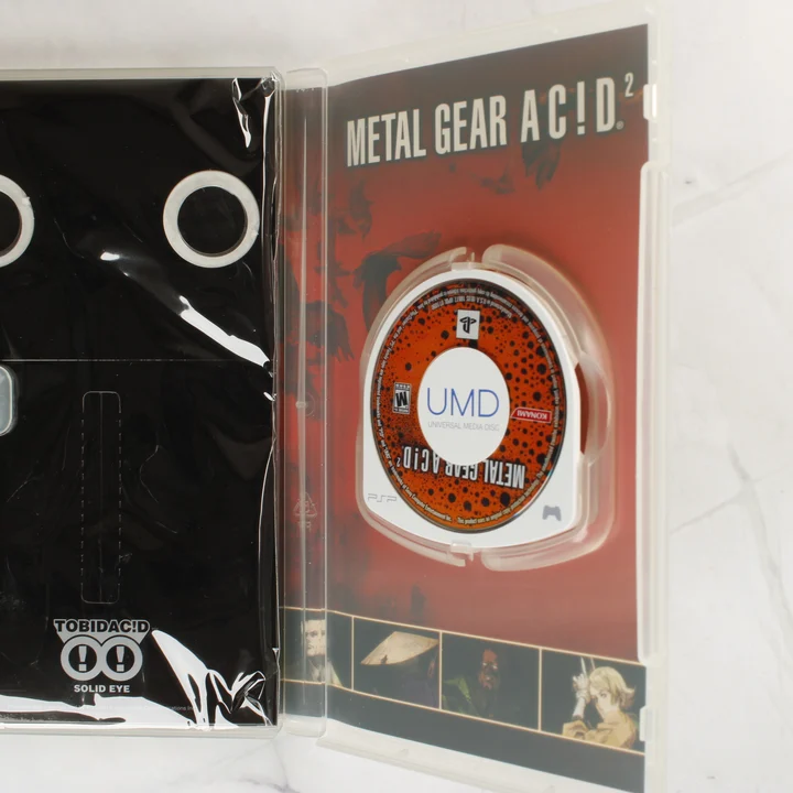 Metal Gear Acid 2 nyitott tok UMD lemezzel és 3D szemüveggel