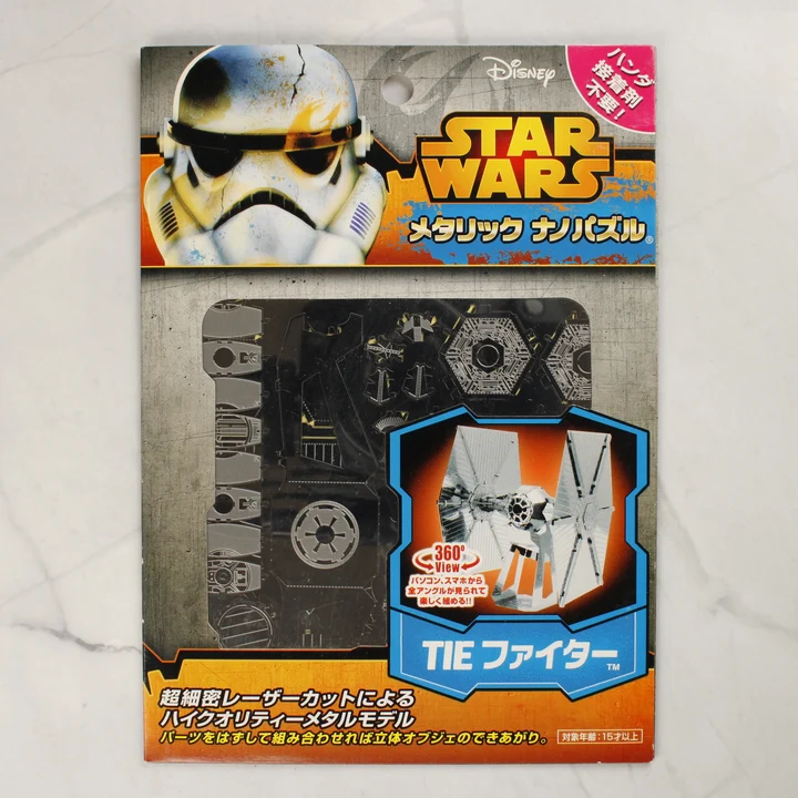 Star Wars TIE Fighter fém makett elölnézet Star Wars TIE Fighter fém makett csomagolása elölről