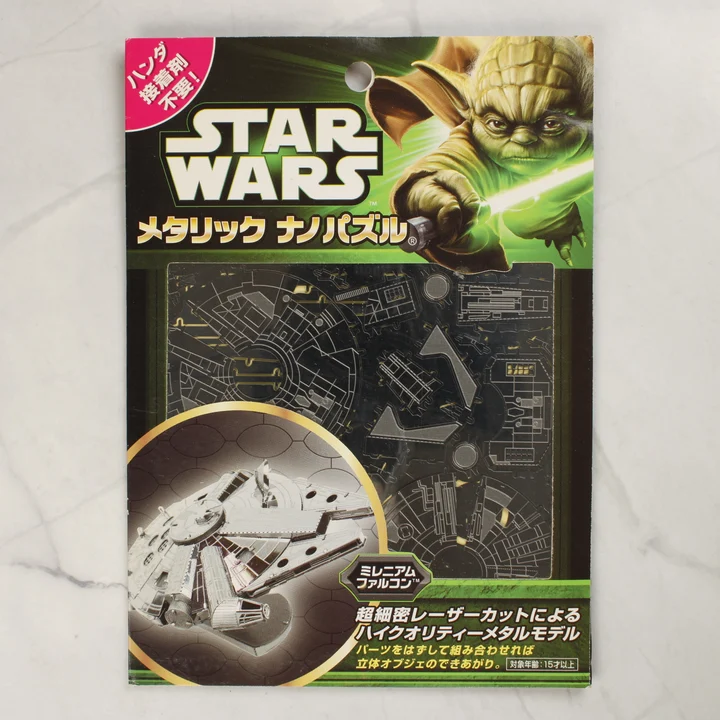 Star Wars Millennium Falcon fémmodell elölnézet Star Wars Millennium Falcon fém építőkészlet csomagolása elölről