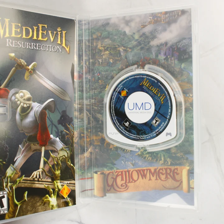 Nyitott MediEvil Resurrection PSP tok az UMD lemezzel