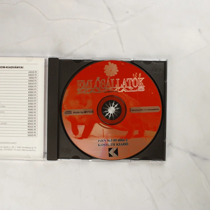 Nyitott CD-tok az Emlősállatok szoftver lemezével