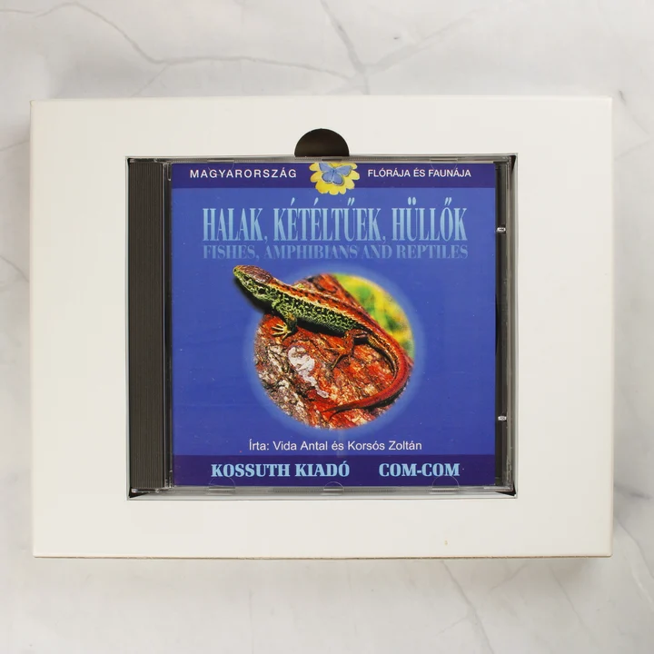 Halak, kétéltűek, hüllők belső csomagolás A CD-ROM tokja a fehér belső kartonbetétben