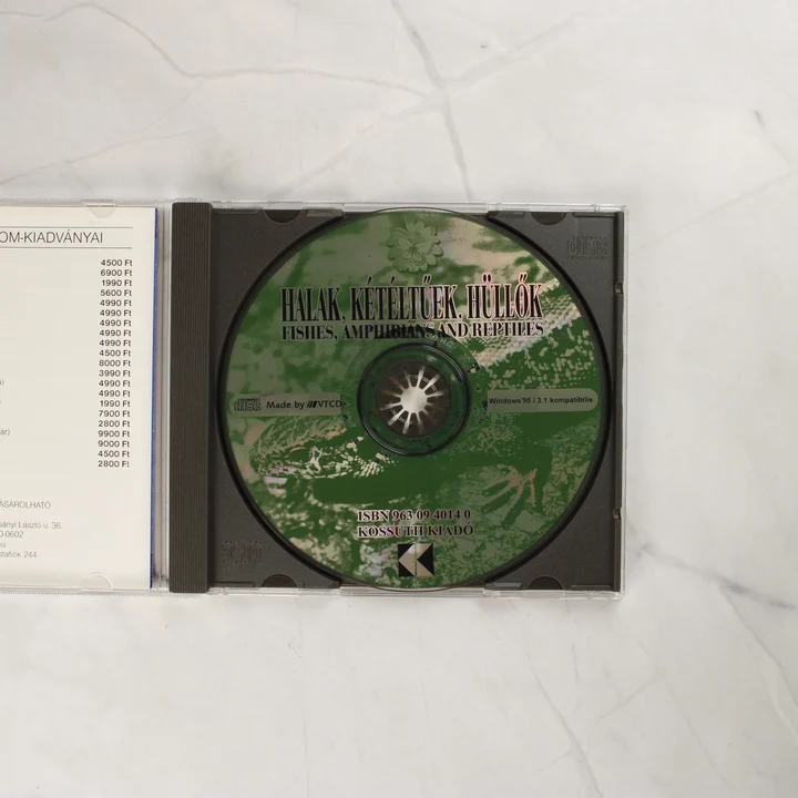 Halak, kétéltűek, hüllők CD lemez A nyitott CD-tok és a zöld mintás CD-ROM lemez