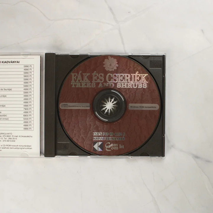 Fák és cserjék CD-ROM lemez a nyitott tokban