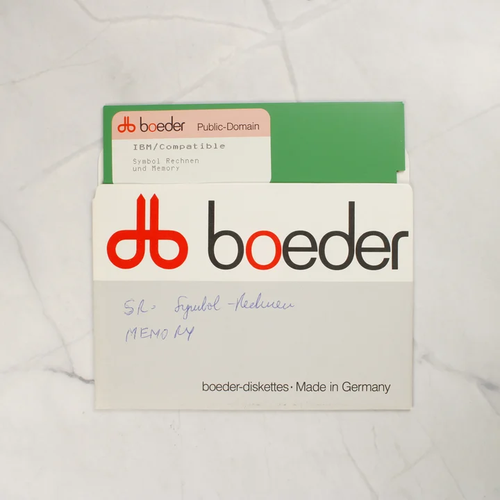 5,25 colos zöld floppy lemez a védőtasakjában