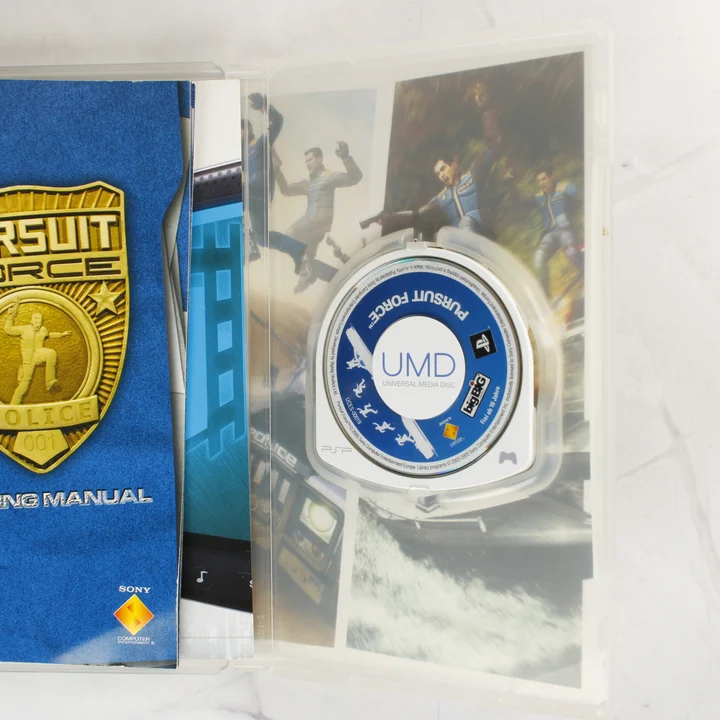 Pursuit Force PSP játék nyitott tokban az UMD lemezzel és kézikönyvvel
