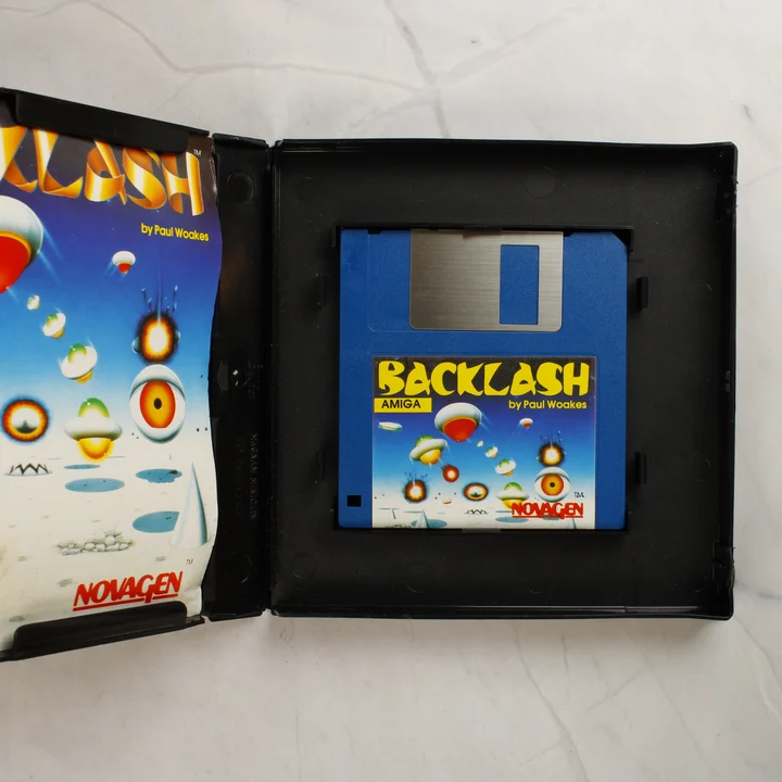 Backlash Amiga floppy Nyitott Backlash Amiga tok a kék floppy lemezzel