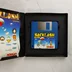 Nyitott Backlash Amiga tok a kék floppy lemezzel