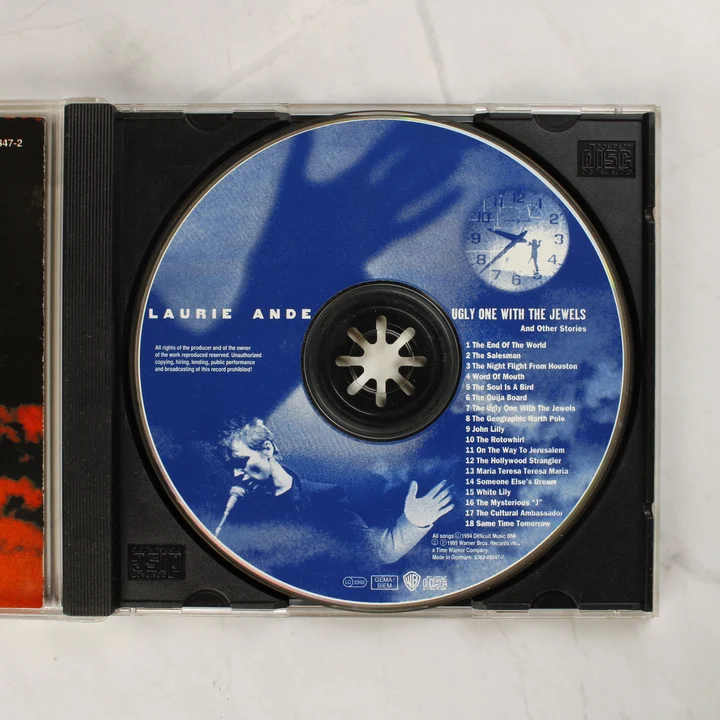 A kék színű Laurie Anderson CD-lemez a nyitott tokban