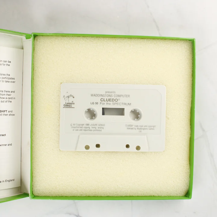 Cluedo ZX Spectrum kazetta A fehér Cluedo kazetta a doboz belsejében lévő szivacsban