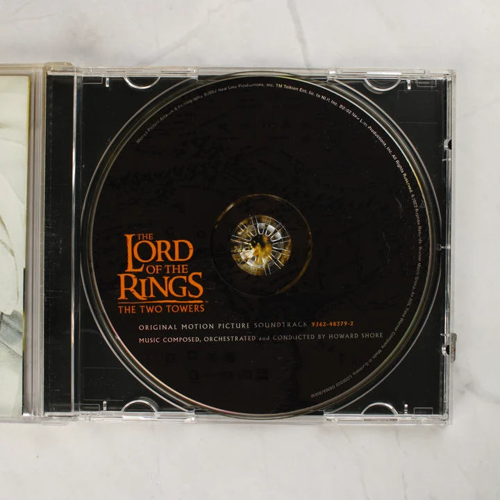 The Lord of the Rings: The Two Towers CD lemez a tokban A Gyűrűk Ura: A két torony filmzene CD lemez a nyitott műanyag tokban