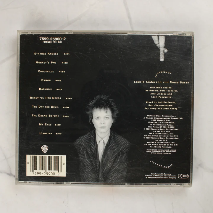 Laurie Anderson - Strange Angels CD hátlap Laurie Anderson Strange Angels CD-tokjának hátlapja a számlistával és vonalkóddal