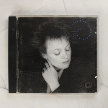 Laurie Anderson Strange Angels című CD-jének előlapja a műanyag tokban