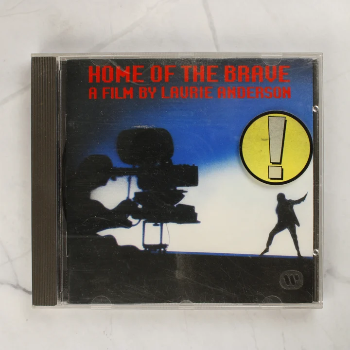 Laurie Anderson Home of the Brave CD előlap Laurie Anderson Home of the Brave CD előlapja sárga felkiáltójeles matricával