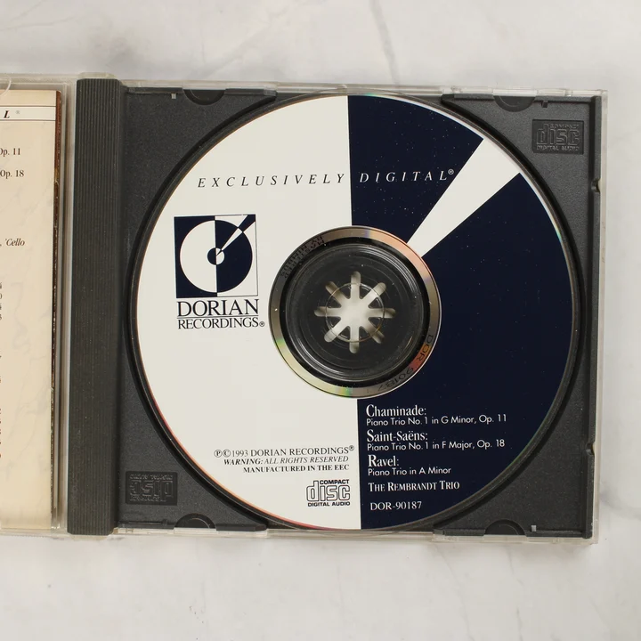 A nyitott tokban lévő fekete-fehér mintás CD lemez