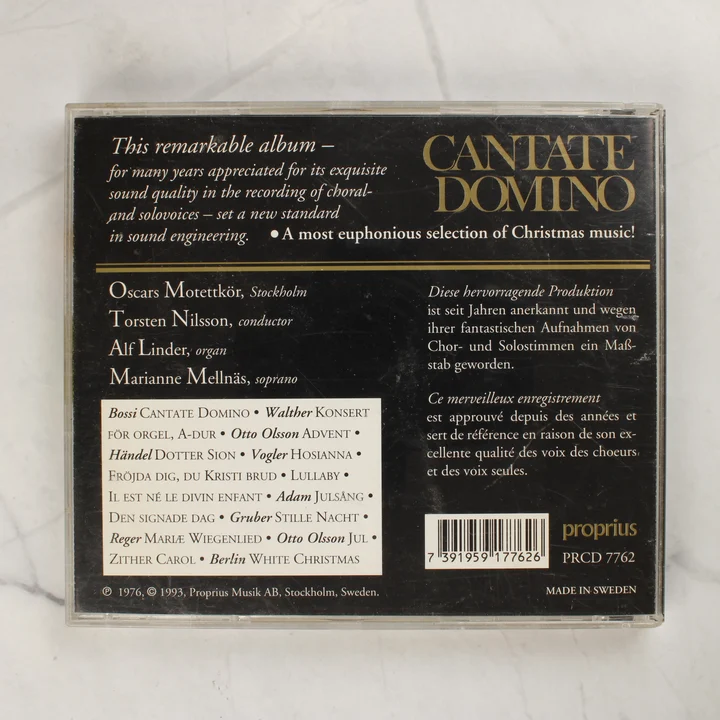 Cantate Domino CD hátlap A Cantate Domino CD hátsó borítója a számlistával és a vonalkóddal