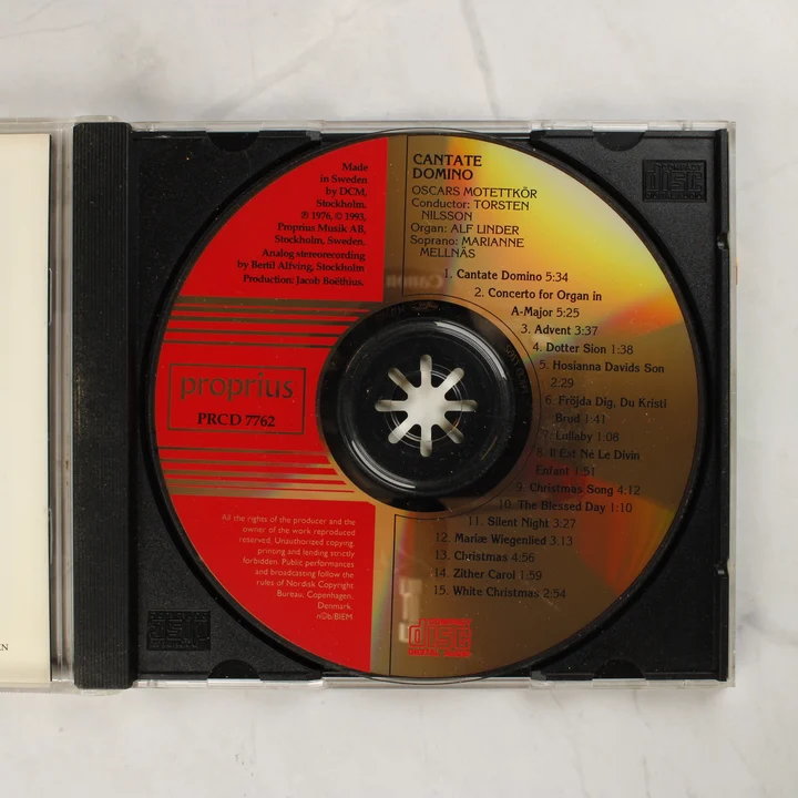 Cantate Domino CD lemez A Cantate Domino CD lemez a tokban, piros és arany mintázattal